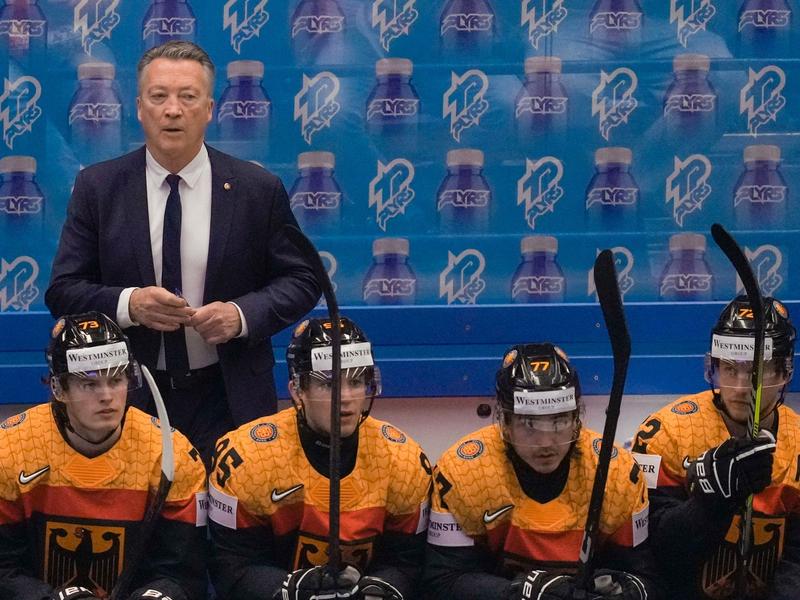 Nach zwei Niederlagen ist das WM-Viertelfinale für das DEB-Team und Trainer Harold Kreis in Gefahr. - Foto: Darko Vojinovic/AP/dpa