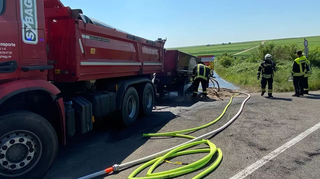 POL-PDNW: LKW-Brand bei Großkarlbach - Bild: presseportal.de