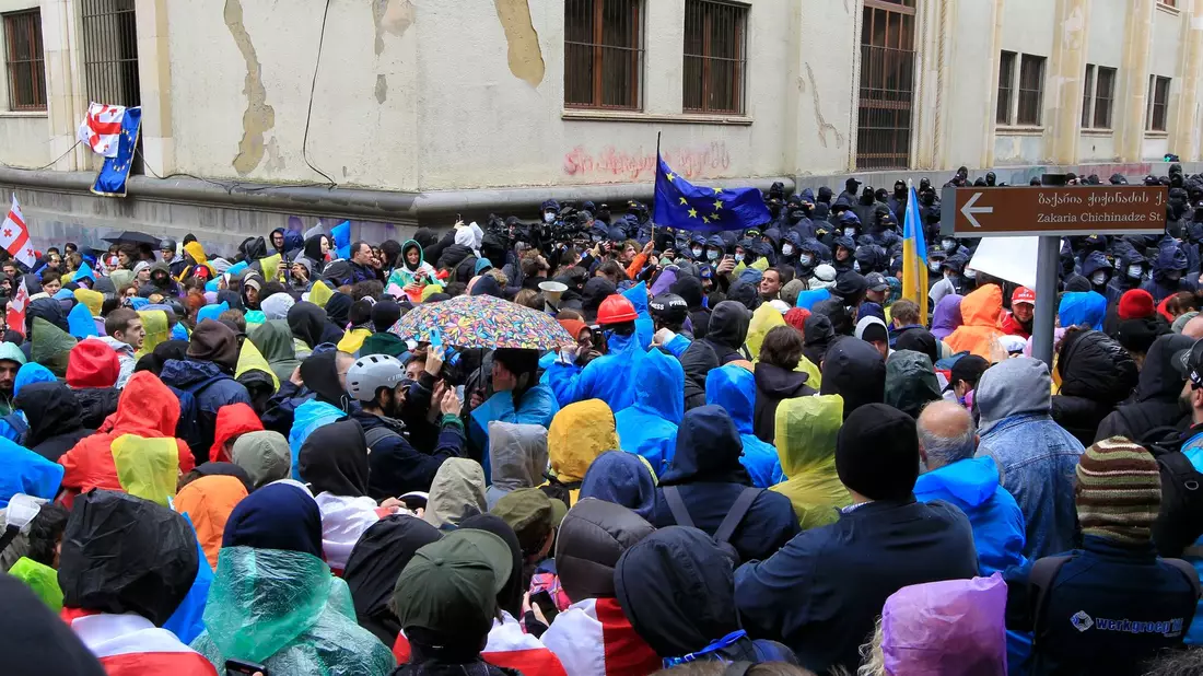Eine Demonstration der Opposition gegen das «russische Gesetz» in der Nähe des Parlamentsgebäudes. - Bild: Shakh Aivazov/AP/dpa