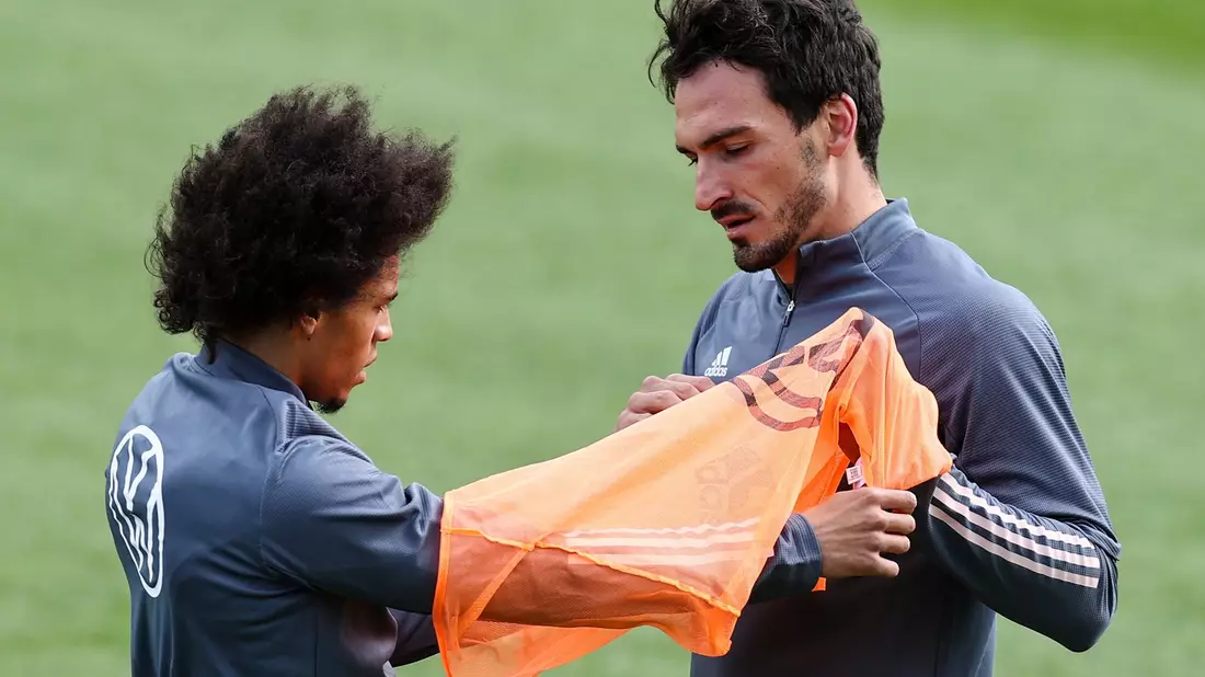 Leroy Sane (l) und Mats Hummels auf dem Trainingsplatz. - Bild: Christian Charisius/dpa