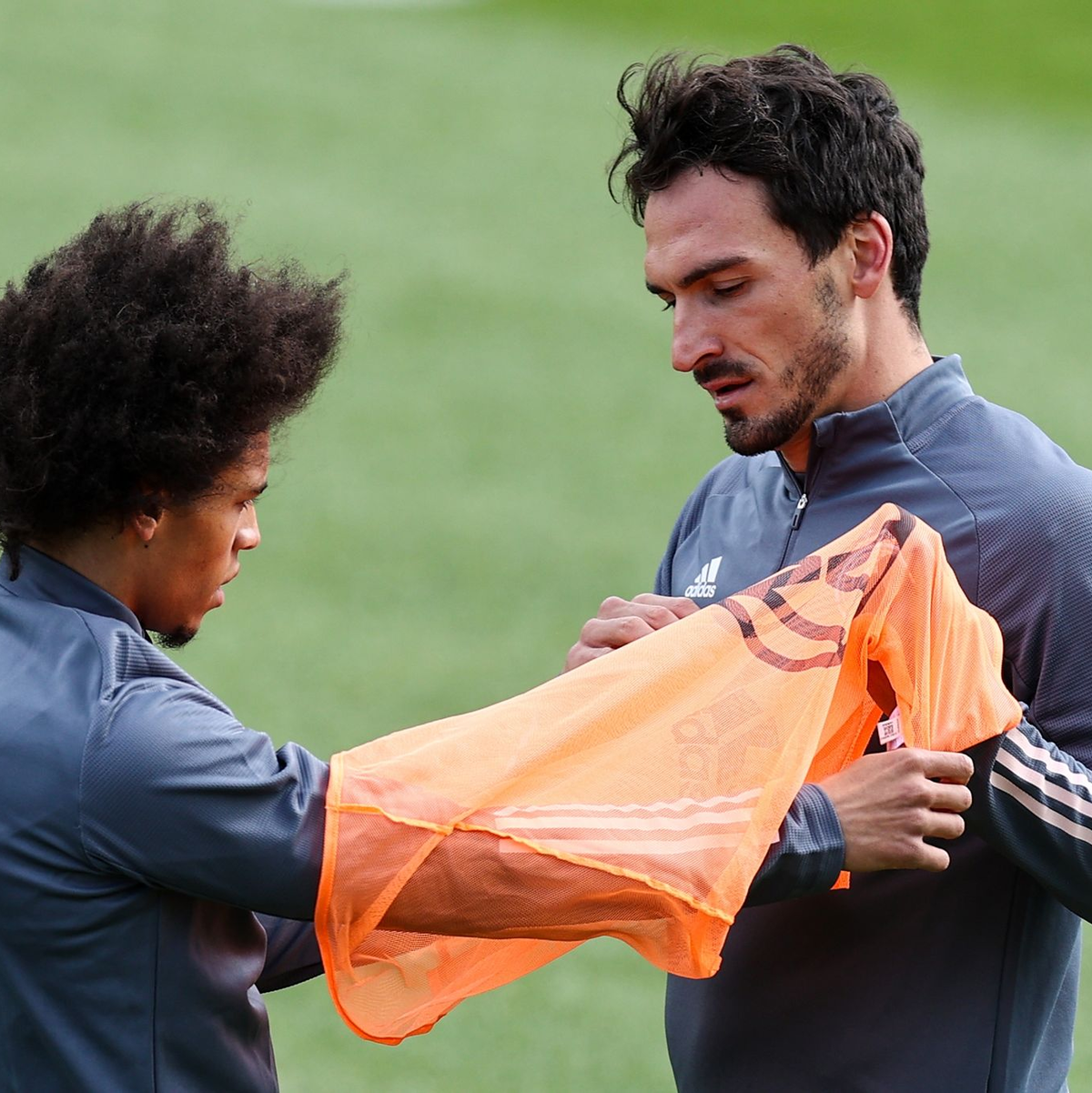 Leroy Sane (l) und Mats Hummels auf dem Trainingsplatz. - Foto: Christian Charisius/dpa