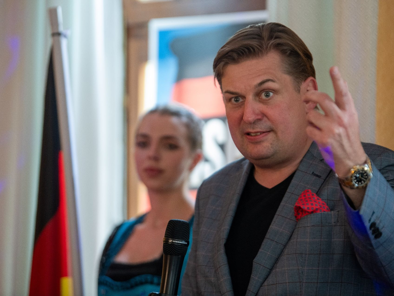Der AfD-Spitzenkandidat für die Europawahl, Maximilian Krah, zieht sich aus der AfD-Führung zurück. - Foto: Stefan Puchner/dpa