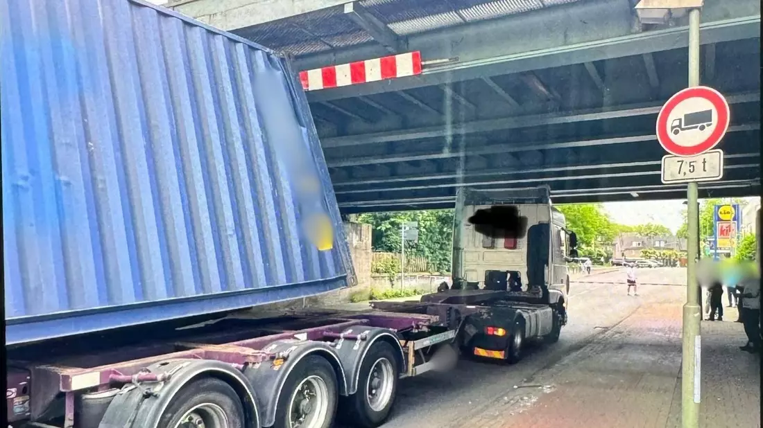 POL-DU: Rheinhausen: Lkw bleibt unter Brücke stecken - Bild: presseportal.de