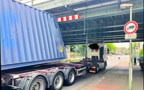 POL-DU: Rheinhausen: Lkw bleibt unter Brücke stecken - Foto: presseportal.de