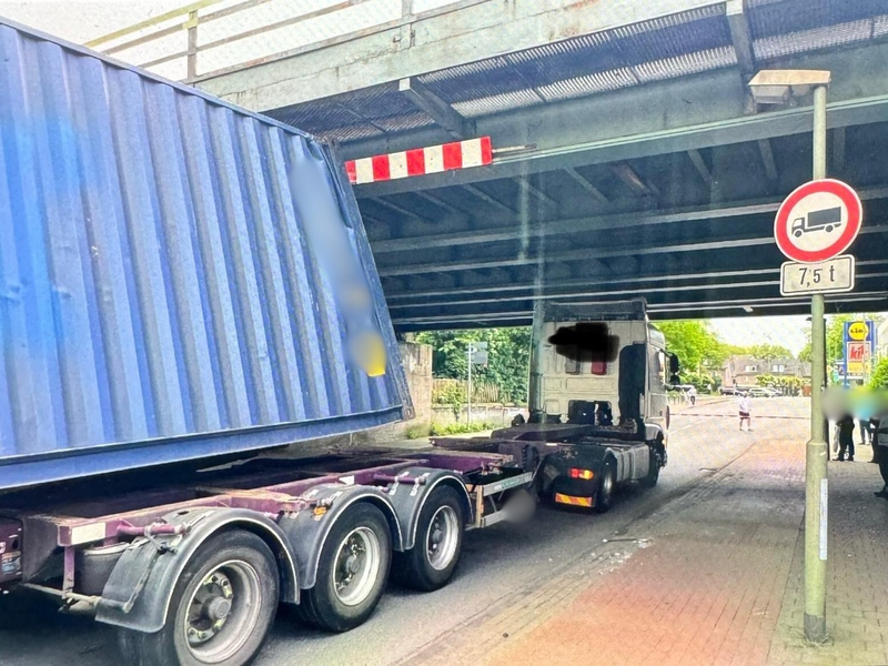 POL-DU: Rheinhausen: Lkw bleibt unter Brücke stecken - Foto: presseportal.de