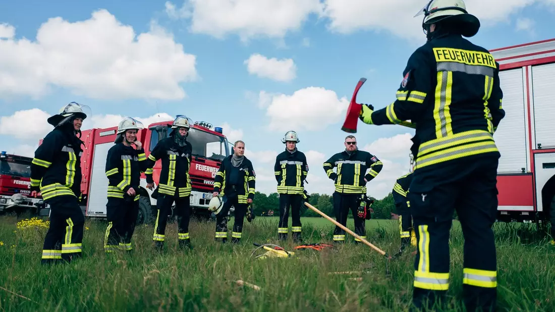 FW Celle: Celler Feuerwehr führt Schulung zur Vegetationsbrandbekämpfung durch - Bild: presseportal.de