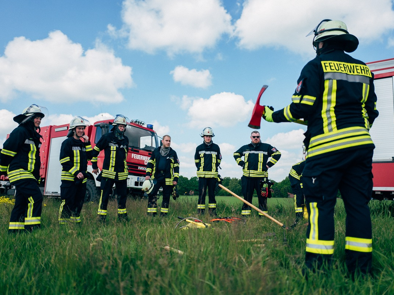 FW Celle: Celler Feuerwehr führt Schulung zur Vegetationsbrandbekämpfung durch - Foto: presseportal.de