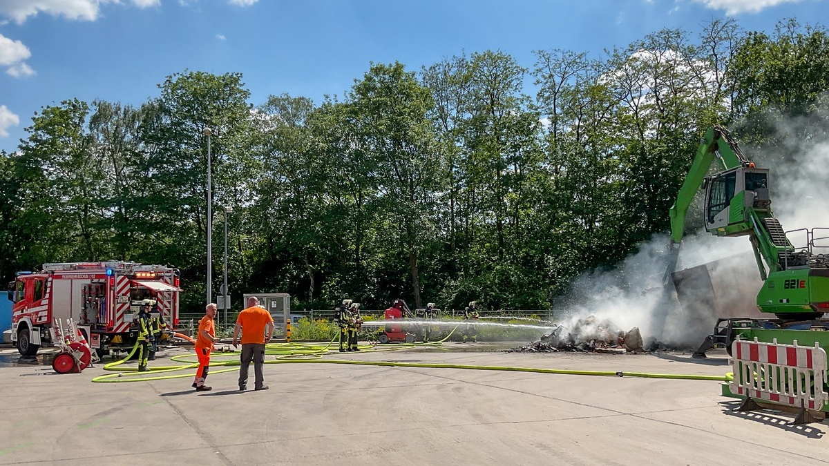 FW-BO: Großcontainer brennt auf dem Gelände des EKO City Center in Stahlhausen - Foto: presseportal.de