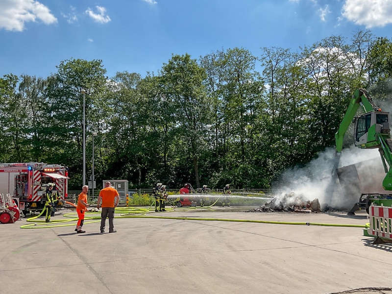 FW-BO: Großcontainer brennt auf dem Gelände des EKO City Center in Stahlhausen - Foto: presseportal.de