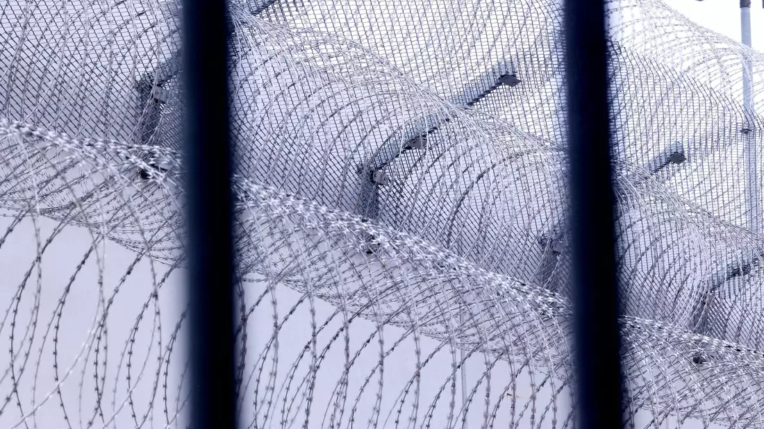 Viele Gefängnisse in Deutschland sind laut einer Umfrage am Rande ihrer Kapazität. (Symbolfoto) - Bild: David Young/dpa