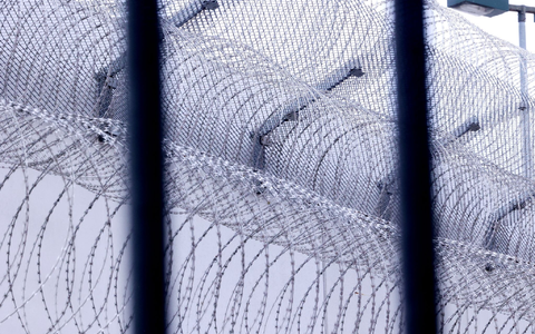 Viele Gefängnisse in Deutschland sind laut einer Umfrage am Rande ihrer Kapazität. (Symbolfoto) - Foto: David Young/dpa