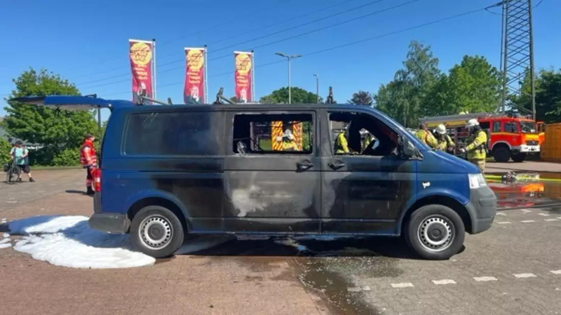 POL-STD: Zwei Autos auf Stader Möbelhausparkplatz ausgebrannt - Polizei sucht unbekannten Zeugen - Bild: presseportal.de