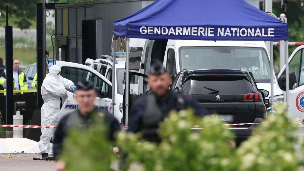 Gerichtsmediziner und Polizisten am Ort des Angriffs an einer Mautstelle in Nordfrankreich. - Foto: Alain Jocard/AFP/dpa
