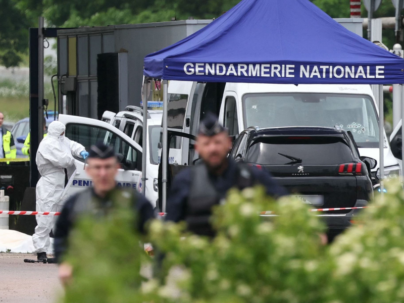 Gerichtsmediziner und Polizisten am Ort des Angriffs an einer Mautstelle in Nordfrankreich. - Foto: Alain Jocard/AFP/dpa