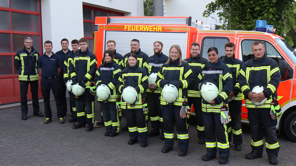 FW VG Asbach: 10 neue Feuerwehrleute starten in die Grundausbildung - Foto: presseportal.de
