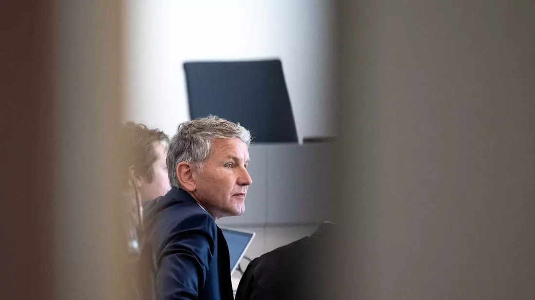 Björn Höcke im Gerichtssaal des Landgerichts Halle (Saale). Wegen des Verwendens von Kennzeichen verfassungswidriger und terroristischer Organisationen muss der AfD-Politiker eine Geldstrafe zahlen. - Bild: Hendrik Schmidt/dpa