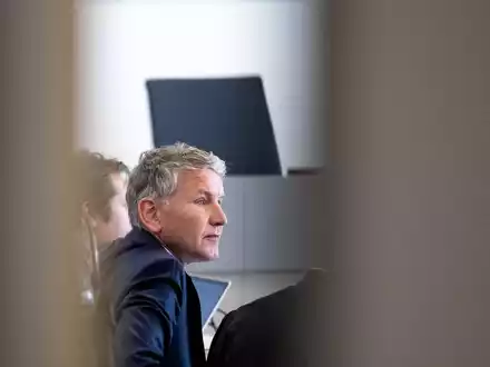 Björn Höcke im Gerichtssaal des Landgerichts Halle (Saale). Wegen des Verwendens von Kennzeichen verfassungswidriger und terroristischer Organisationen muss der AfD-Politiker eine Geldstrafe zahlen. - Foto: Hendrik Schmidt/dpa