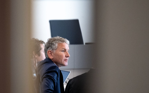 Björn Höcke im Gerichtssaal des Landgerichts Halle (Saale). Wegen des Verwendens von Kennzeichen verfassungswidriger und terroristischer Organisationen muss der AfD-Politiker eine Geldstrafe zahlen. - Foto: Hendrik Schmidt/dpa