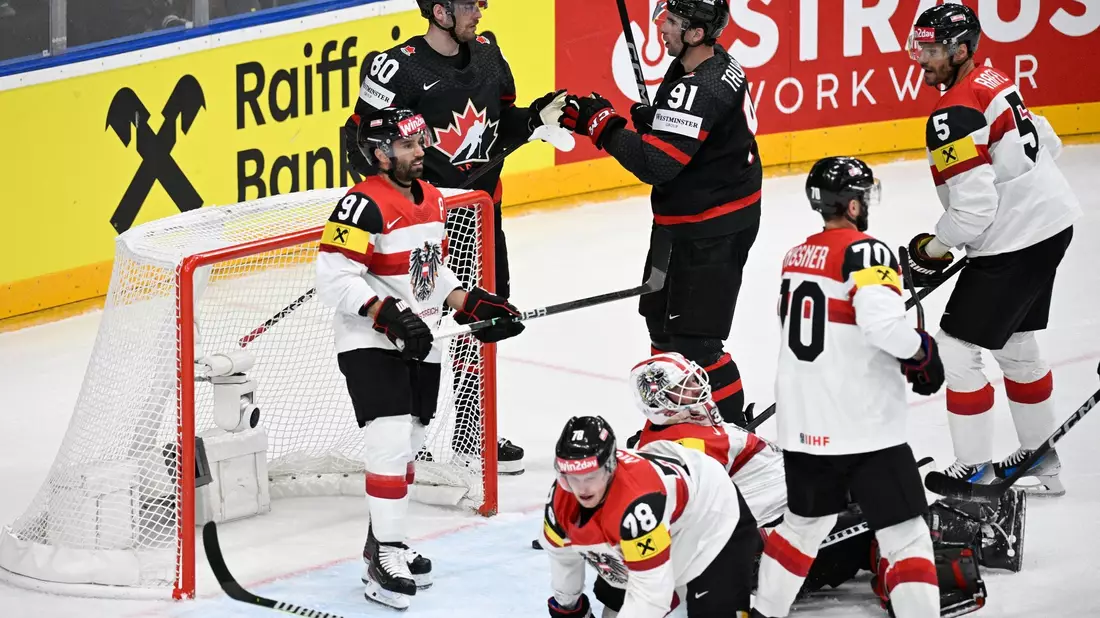 Kanadas Pierre-Luc Dubois (hinten, l.) jubelt mit seinem Teamkollegen John Tavares über seinen Treffer zum 6:1. - Bild: Kamaryt Michal/CTK/dpa