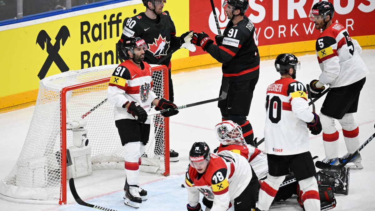 Kanadas Pierre-Luc Dubois (hinten, l.) jubelt mit seinem Teamkollegen John Tavares über seinen Treffer zum 6:1. - Foto: Kamaryt Michal/CTK/dpa