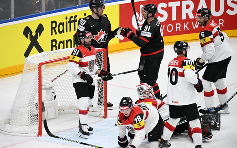 Kanadas Pierre-Luc Dubois (hinten, l.) jubelt mit seinem Teamkollegen John Tavares über seinen Treffer zum 6:1. - Foto: Kamaryt Michal/CTK/dpa