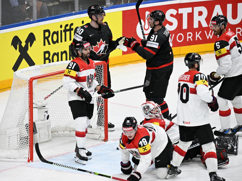 Kanadas Pierre-Luc Dubois (hinten, l.) jubelt mit seinem Teamkollegen John Tavares über seinen Treffer zum 6:1. - Foto: Kamaryt Michal/CTK/dpa