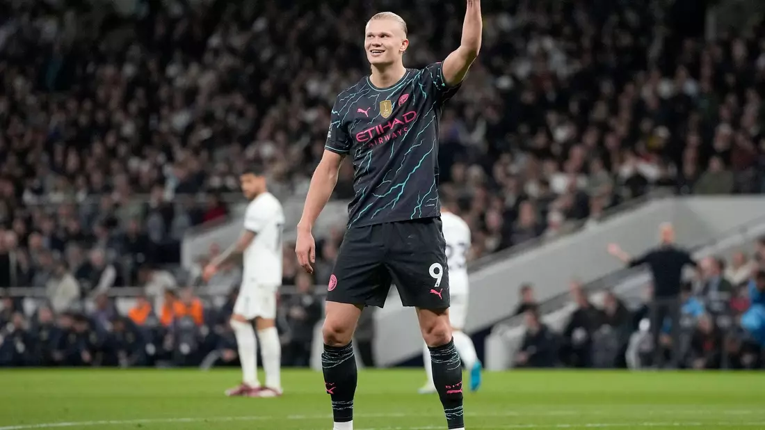 Erling Haaland feiert den ersten seiner beiden Treffer gegen die Tottenham Hotspur. - Bild: Kin Cheung/AP/dpa