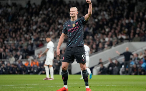 Erling Haaland feiert den ersten seiner beiden Treffer gegen die Tottenham Hotspur. - Foto: Kin Cheung/AP/dpa