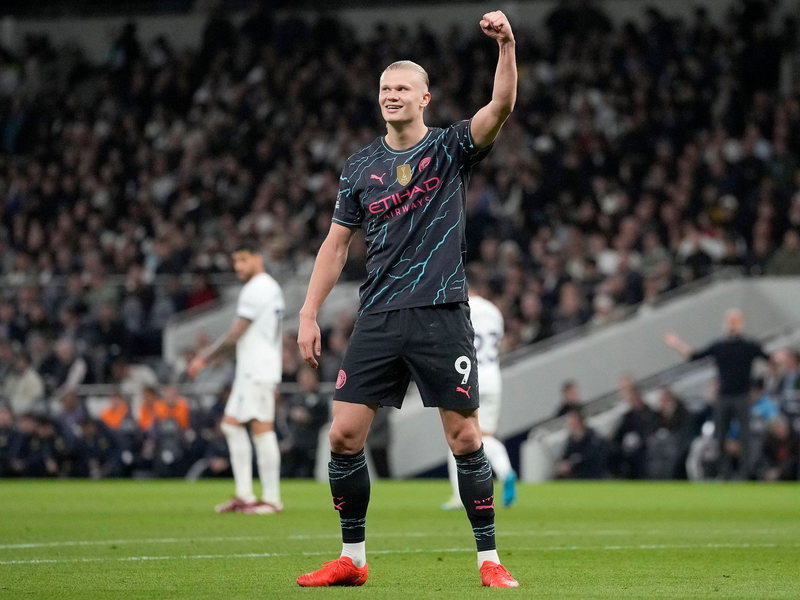 Erling Haaland feiert den ersten seiner beiden Treffer gegen die Tottenham Hotspur. - Foto: Kin Cheung/AP/dpa