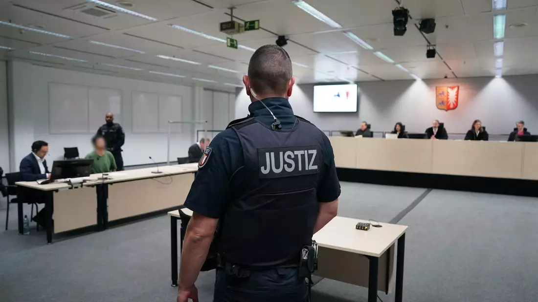 Die Staatsanwaltschaft wirft dem Palästinenser Ibrahim A. vor, am 25. Januar 2023 in einem Zug von Kiel nach Hamburg bei Brokstedt Fahrgäste mit einem Messer angegriffen zu haben. Zwei Menschen starben, vier weitere erlitten erhebliche Verletzungen. - Bild: Marcus Brandt/Pool dpa/dpa