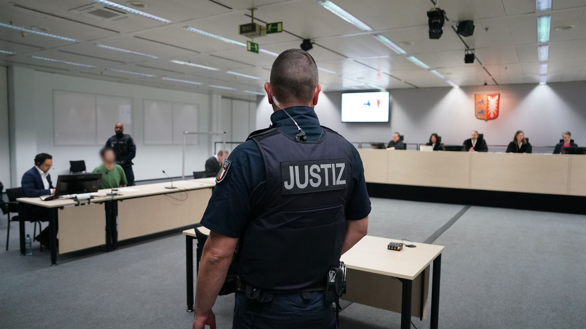 Die Staatsanwaltschaft wirft dem Palästinenser Ibrahim A. vor, am 25. Januar 2023 in einem Zug von Kiel nach Hamburg bei Brokstedt Fahrgäste mit einem Messer angegriffen zu haben. Zwei Menschen starben, vier weitere erlitten erhebliche Verletzungen. - Foto: Marcus Brandt/Pool dpa/dpa