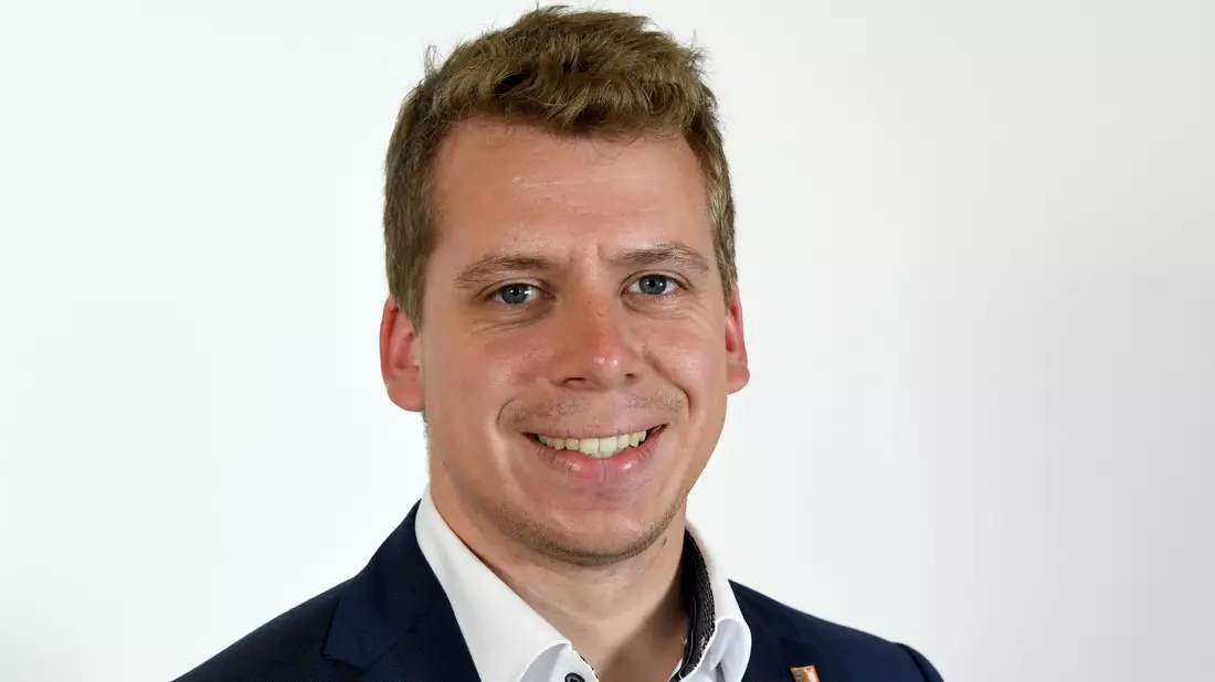 Gerade im Bereich der Wärmewende brauche es über den vom Bund gegebenen aktuellen Rahmen hinaus Sicherheit für die Folgejahre, wie die Finanzierung des Umbaus der Wärmeversorgung geplant sei, sagt Joschka Knuth (Grüne). - Bild: Carsten Rehder/dpa