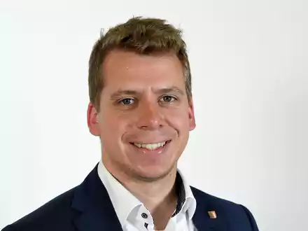 Gerade im Bereich der Wärmewende brauche es über den vom Bund gegebenen aktuellen Rahmen hinaus Sicherheit für die Folgejahre, wie die Finanzierung des Umbaus der Wärmeversorgung geplant sei, sagt Joschka Knuth (Grüne). - Foto: Carsten Rehder/dpa