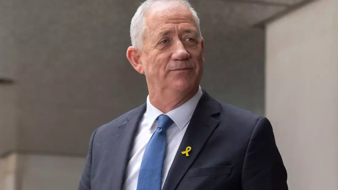 Benny Gantz fordert eine Untersuchungskommission zum Angriff vom 7. Oktober. - Bild: Mark Schiefelbein/AP/dpa