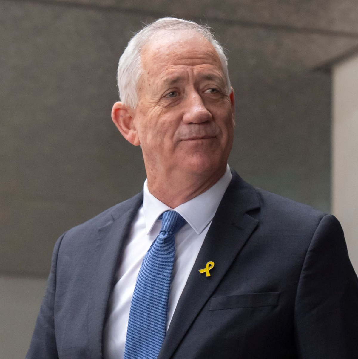 Benny Gantz, Mitglied des israelischen Kriegskabinetts, und politischer Rivale des israelischen Premierministers Netanjahu, ruft zu mehr internationalem Druck auf die Hamas auf. - Foto: Mark Schiefelbein/AP/dpa