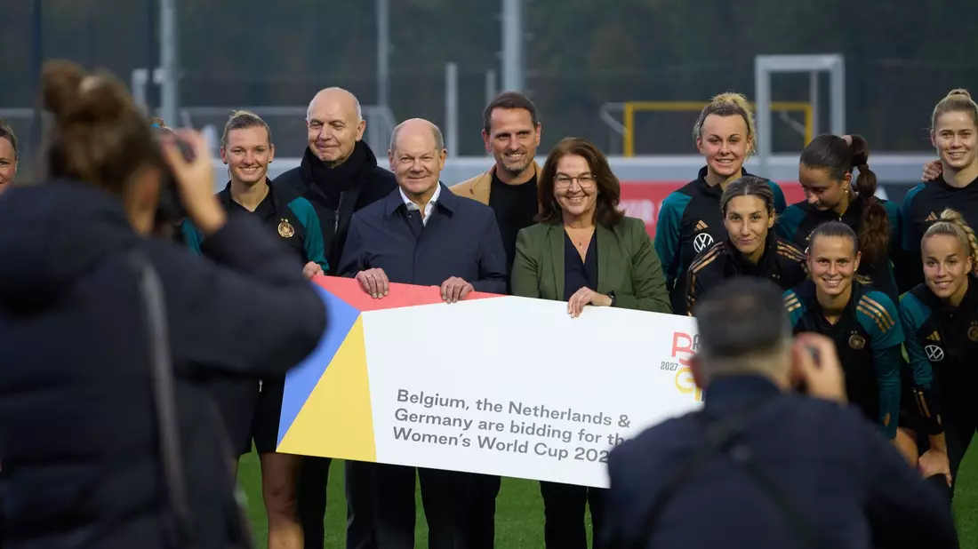 Auch Bundeskanzler Olaf Scholz (M) unterstüzt die Bewerbung für die die Frauenfußball-WM 2027. - Bild: Thomas Frey/dpa