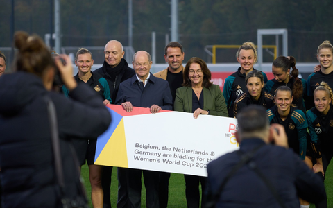Auch Bundeskanzler Olaf Scholz (M) unterstüzt die Bewerbung für die die Frauenfußball-WM 2027. - Foto: Thomas Frey/dpa