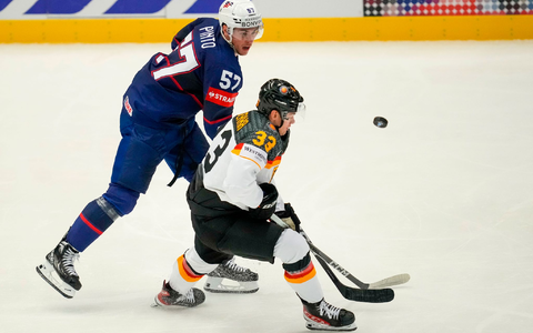 JJ Peterka will gegen Lettland endlich für das DEB-Team treffen. - Foto: Darko Vojinovic/AP/dpa