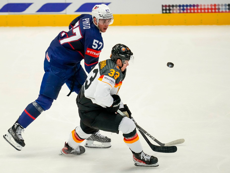 Erzielte zwei Treffer gegen Lettland: DEB-Stürmer JJ Peterka (r). - Foto: Darko Vojinovic/AP/dpa