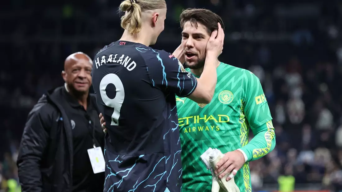 City-Star Erling Haaland (l) bedankt sich bei Torwart Stefan Ortega. - Bild: David Klein/CSM via ZUMA Press Wire/dpa