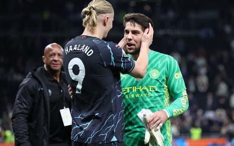 City-Star Erling Haaland (l) bedankt sich bei Torwart Stefan Ortega. - Foto: David Klein/CSM via ZUMA Press Wire/dpa
