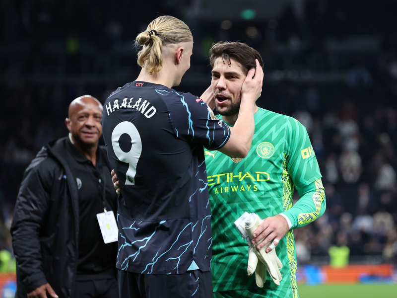 City-Star Erling Haaland (l) bedankt sich bei Torwart Stefan Ortega. - Foto: David Klein/CSM via ZUMA Press Wire/dpa