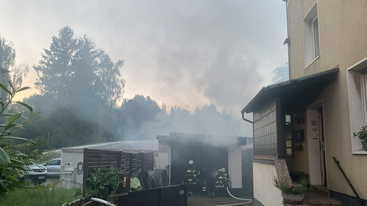 FW-DO: Garage, Gartenhaus und Motorräder werden Opfer der Flammen in Dortmund Groppenbruch - Foto: presseportal.de