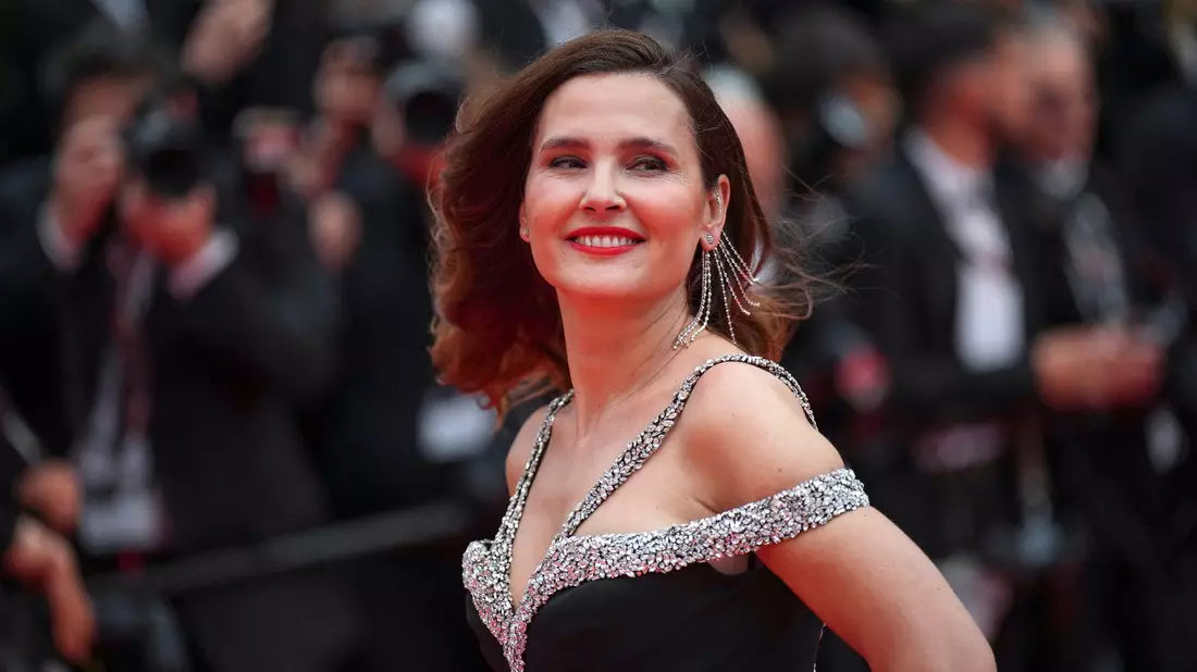 Schauspielerin Virginie Ledoyen bei der Eröffnung des 77. Filmfestivals von Cannes. - Bild: Daniel Cole/Invision/AP/dpa