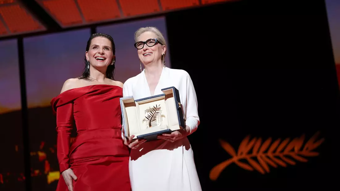 Juliette Binoche (l) und Meryl Streep mit Ehrenpalme bei der Eröffnung des 77. Filmfestivals von Cannes. - Bild: Vianney Le Caer/Invision/AP/dpa