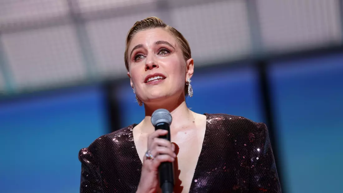 Jurypräsidentin Greta Gerwig bei der Eröffnungsfeier des 77. Filmfestivals von Cannes. - Bild: Vianney Le Caer/Invision/AP/dpa