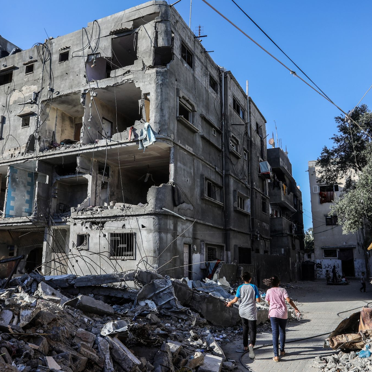 Zerstörte Häuser nach einem israelischen Luftangriff auf das Lager Nuseirat. - Foto: Abed Rahim Khatib/dpa