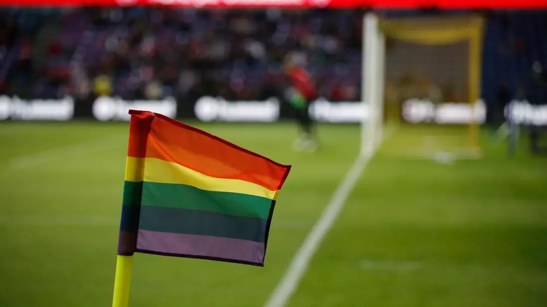 Eine Regenbogenfahne als Zeichen gegen Homophobie dient als Eckfahne. - Bild: Jens Dresling/dpa