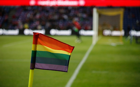 Eine Regenbogenfahne als Zeichen gegen Homophobie dient als Eckfahne. - Foto: Jens Dresling/dpa