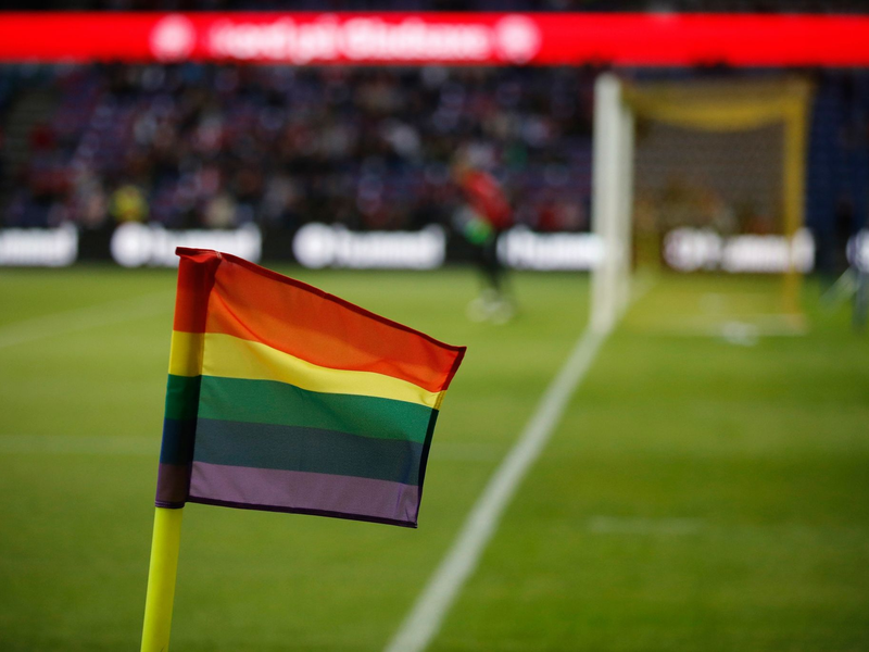 Eine Regenbogenfahne als Zeichen gegen Homophobie dient als Eckfahne. - Foto: Jens Dresling/dpa